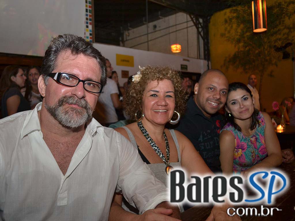 Dona Duda, Augusto Swing e integrantes de outros grupos se apresentaram em noite de samba-rock Dona Duda, Augusto Swing e integrantes de outros grupos se apresentaram em noite de samba-rock
